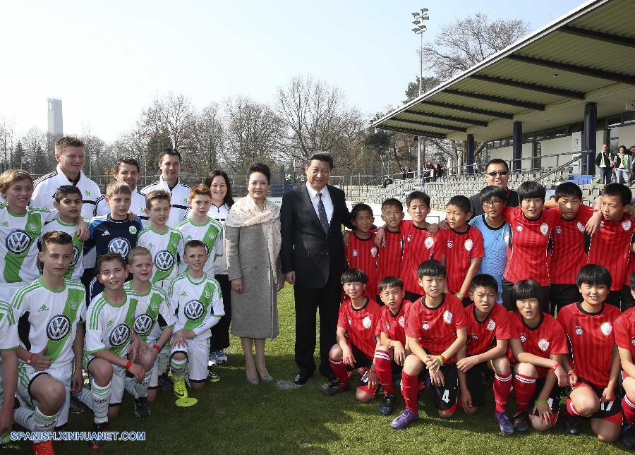 Presidente de China visita a futbolistas chinos jóvenes en Alemania 