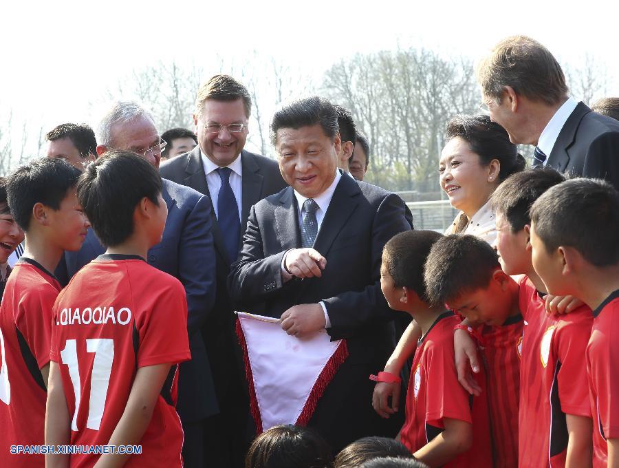 Presidente de China visita a futbolistas chinos jóvenes en Alemania  2