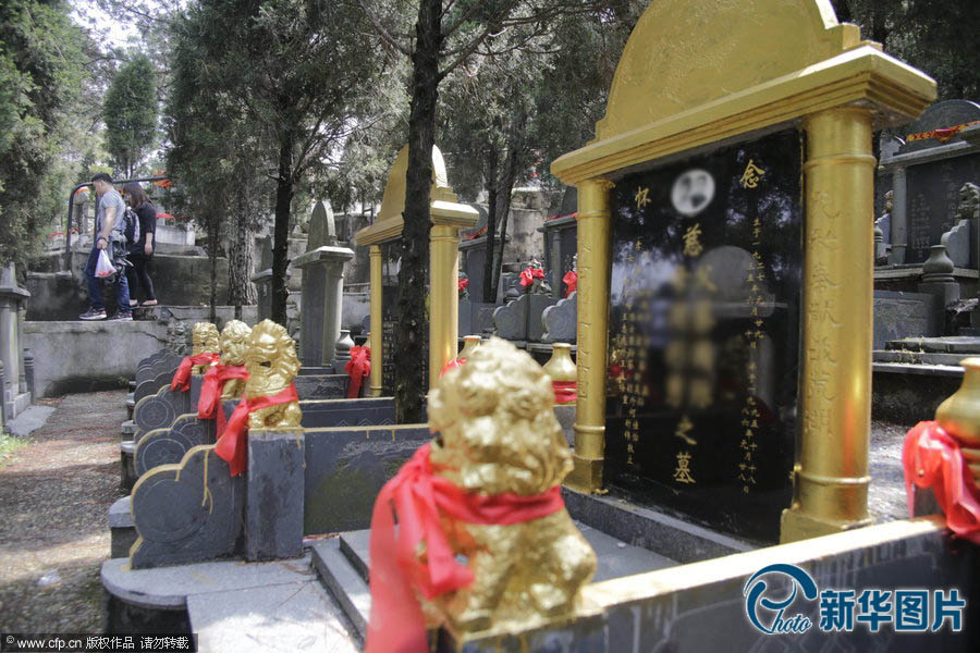 Las lápidas de los nuevos ricos en Wuhan tienen número de QQ