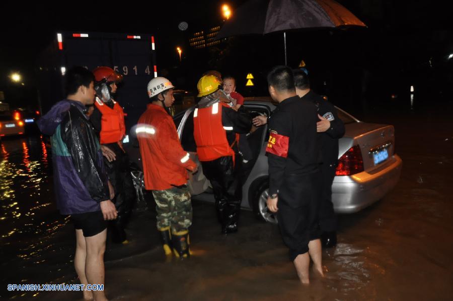 Lluvias provocan desprendimientos de tierras y retrasos de vuelos en sur de China