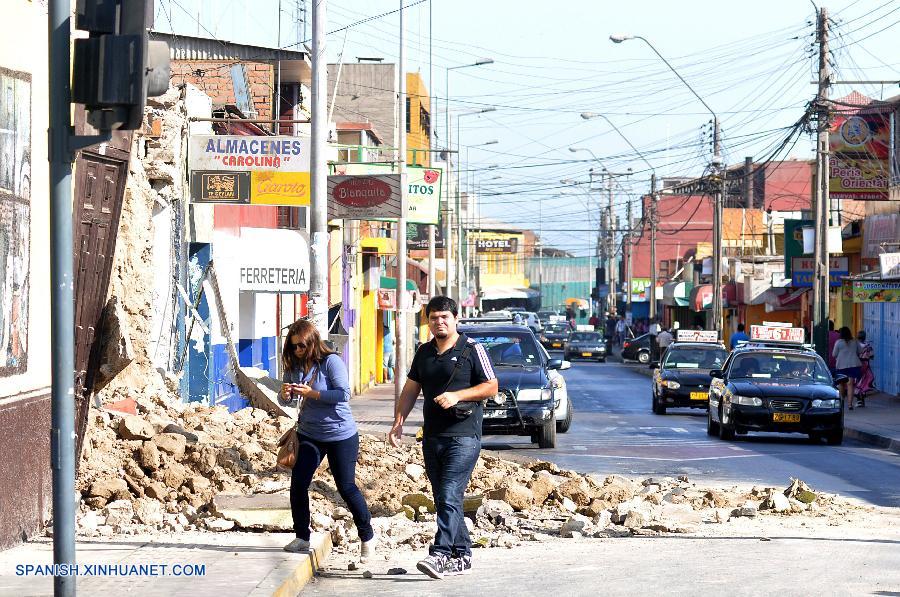 Presidenta Bachelet inspecciona daños del terremoto en norte de Chile