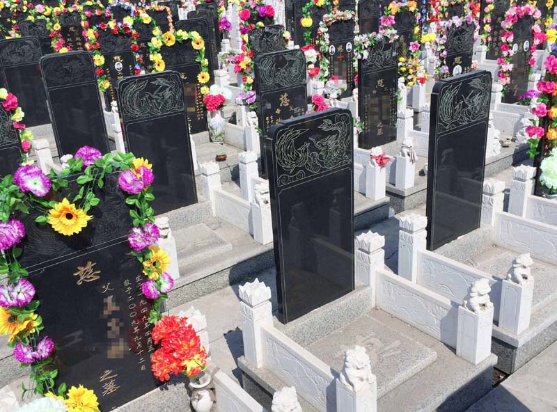 Lápida sin inscripción en un cementerio público de Changchun, provincia de Jilin, el 1 de abril de 2014. Las tumbas públicas suelen ser compradas por personas que no pueden proveer el certificado de defunción de la persona que va a ser enterrada. [Foto/Xinhua]
