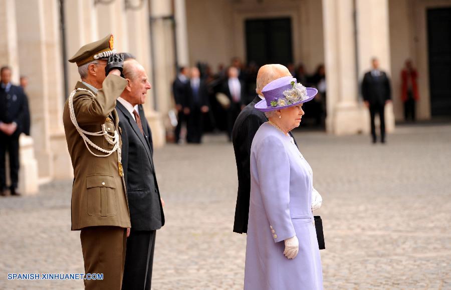 Reina Isabel de Inglaterra visita a presidente italiano en Roma