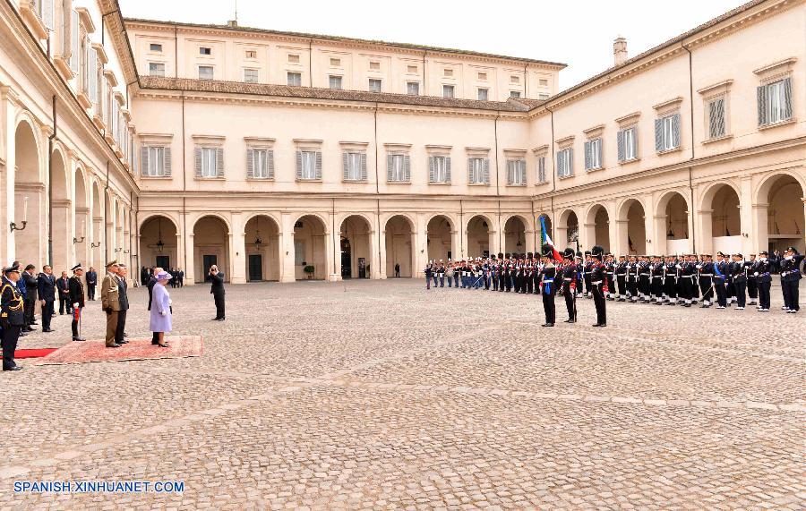 Reina Isabel de Inglaterra visita a presidente italiano en Roma