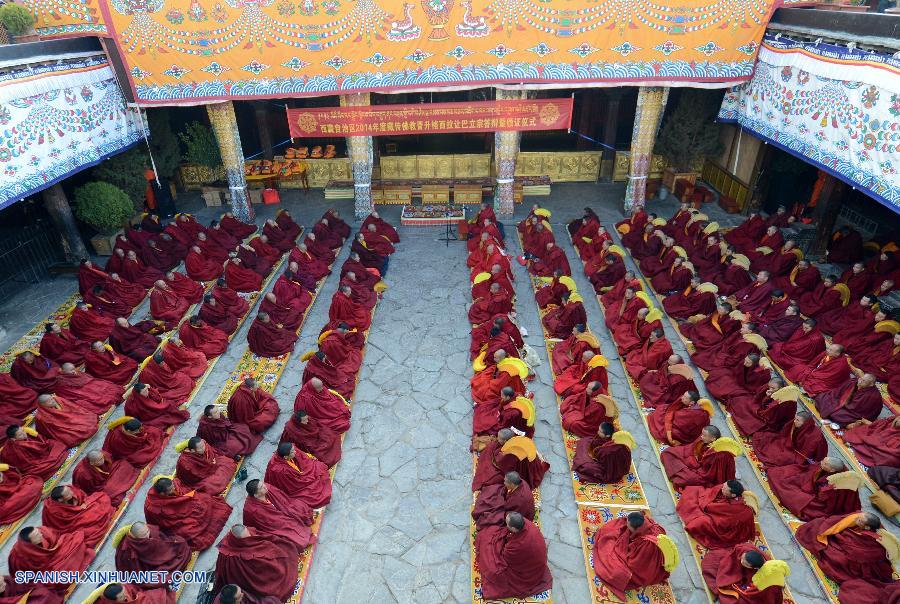 Reciben grado Larampa Geshe 10 monjes tibetanos en China