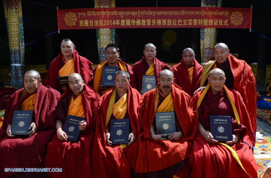 Reciben grado Larampa Geshe 10 monjes tibetanos en China