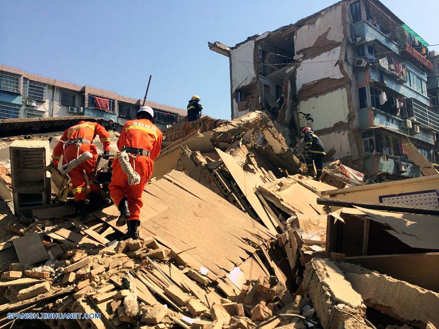 Derrumbe de edificio deja sepultados a varios residentes en este de China