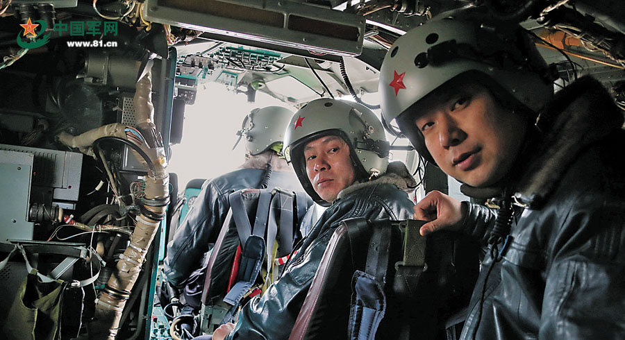 Un regimiento de aviación de la Flota del Mar de China Oriental perteneciente a la Marina del Ejército de Liberación del Pueblo llevó a cabo un entrenamiento de combate real en un complejo entorno electromagnético. Los soldados completaron los difíciles ejercicios y mejoraron sus tácticas de entrenamiento, en un intento por mejorar la capacidad de combate de las tropas. [Foto/Pueblo en Línea y www.81.cn]