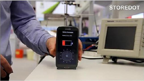 Cargan la batería de un Samsung Galaxy S4 en 30 segundos