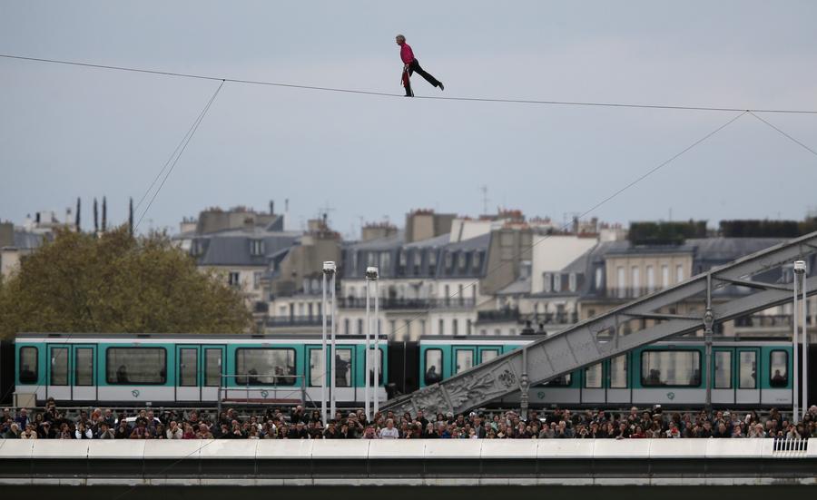 Equilibrista cruza a pie el río Sena en París