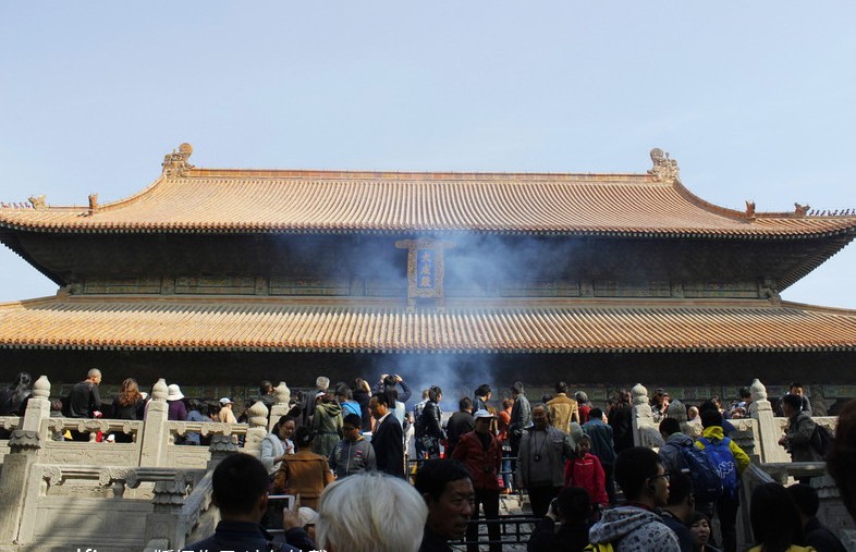 Turistas visitan el templo de Confucio en Qufu el 6 de abril de 2014. Qufu está situado al sudoeste de la provincia de Shangdong. Fue la capital del reino Lu del 770 a.C. al 476 a.C. Hoy se le conoce como el pueblo natal de Confucio, gran pensador y educador, así como fundador de la escuela de Confucio en China.