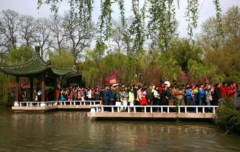Foto del 7 de abril de 2014. Un puente lleno de visitantes en el Lago del Oeste Delgado de Yangzhou.