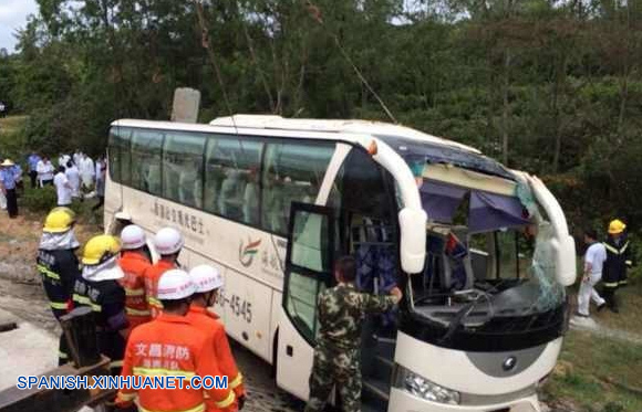 Ocho alumnos mueren en accidente de autobús en sur de China