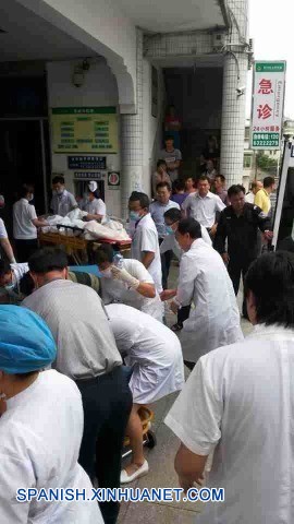 Ocho alumnos mueren en accidente de autobús en sur de China