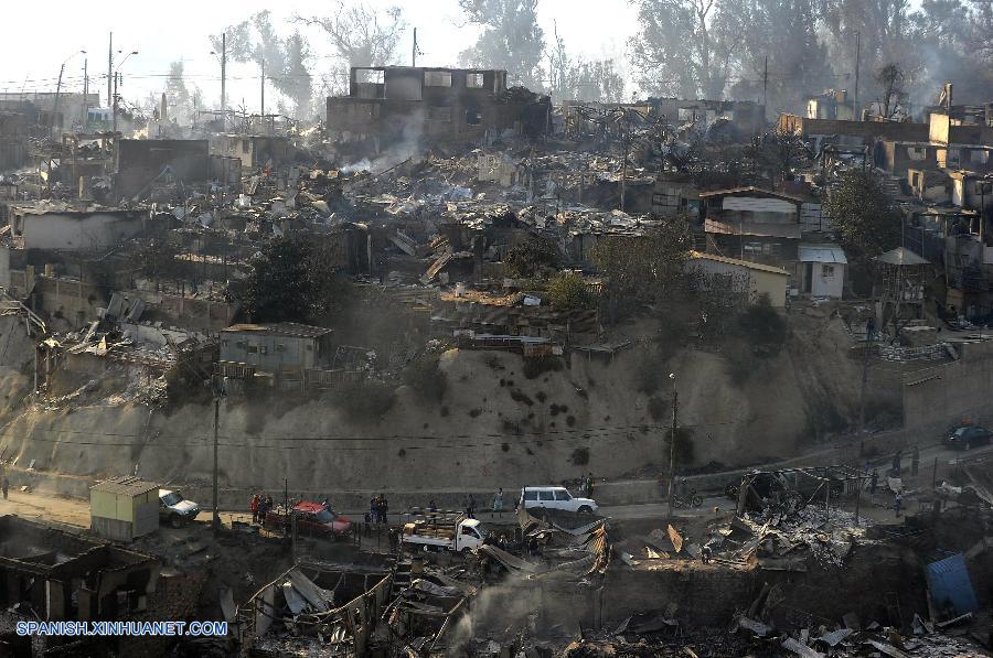 Chile afronta pérdida de miles de viviendas por terremoto e incendio