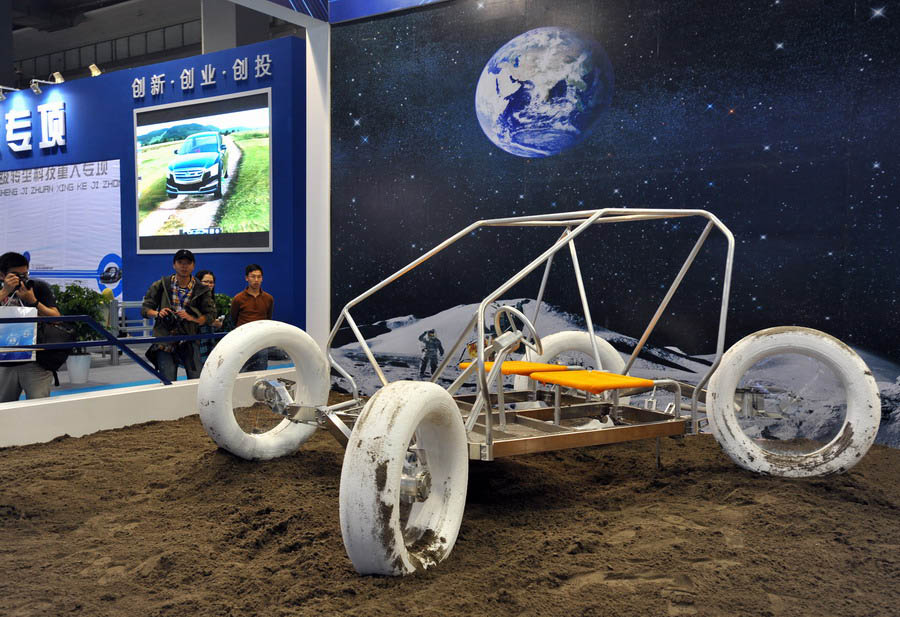 Presentan nuevo vehículo lunar en Chongqing