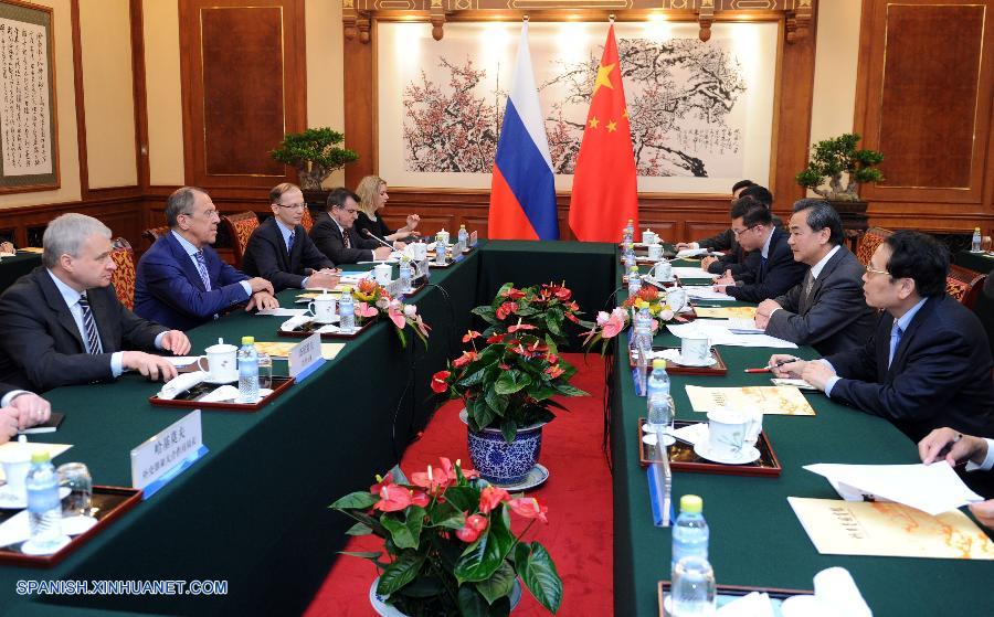 Canciller chino subraya diálogo para resolver crisis de Ucrania