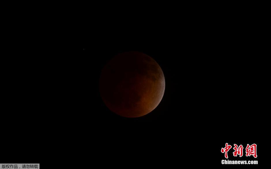 Eclipse total lunar: la Luna se tiñó de rojo