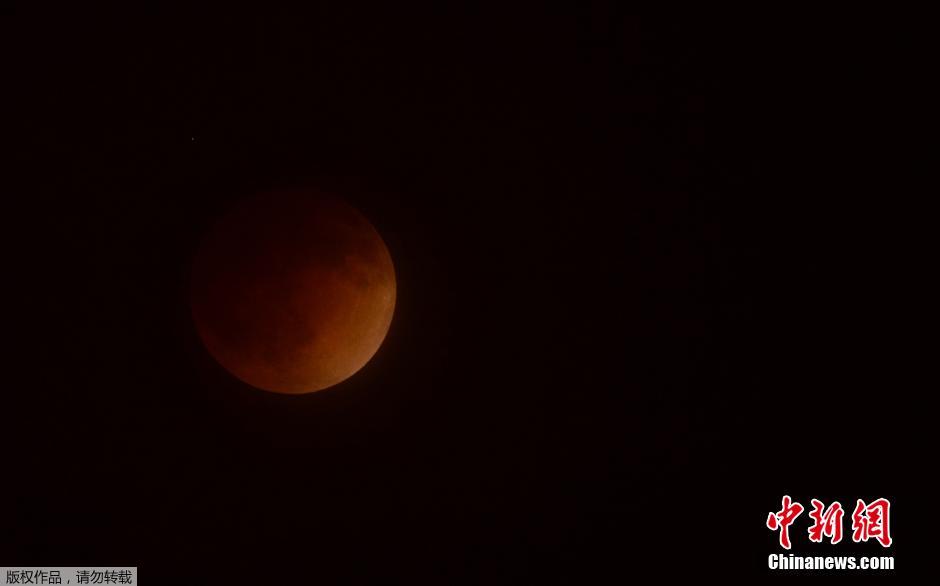 Eclipse total lunar: la Luna se tiñó de rojo