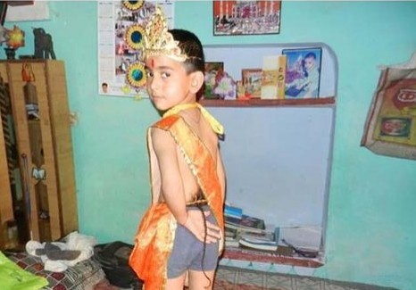 Niño indio considerado un Dios por hacerse una cola con el pelo de la espalda