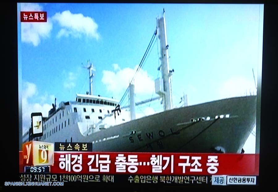 Barco con 471 personas a pique frente a costa surcoreana