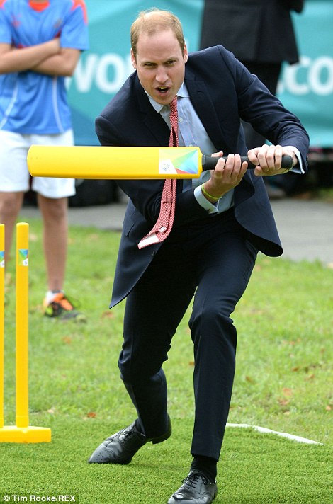 El príncipe William y Kate Middleton se divierten jugando cricket