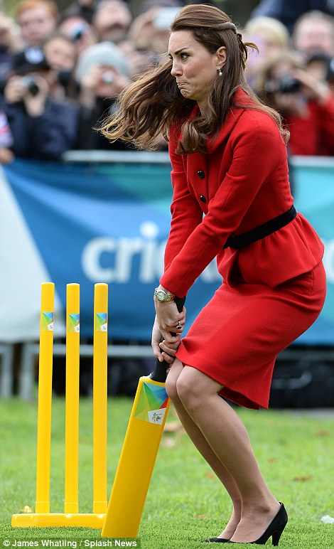 El príncipe William y Kate Middleton se divierten jugando cricket