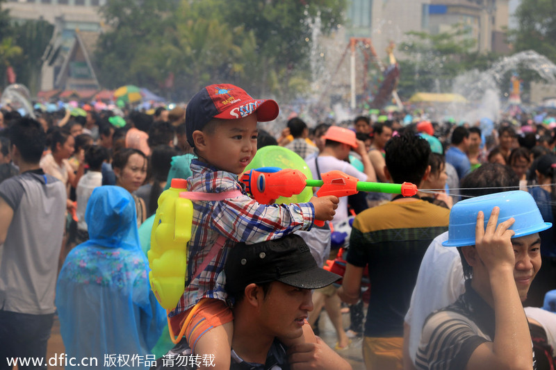Miles de personas disfrutan del Festival de Agua Songkran
