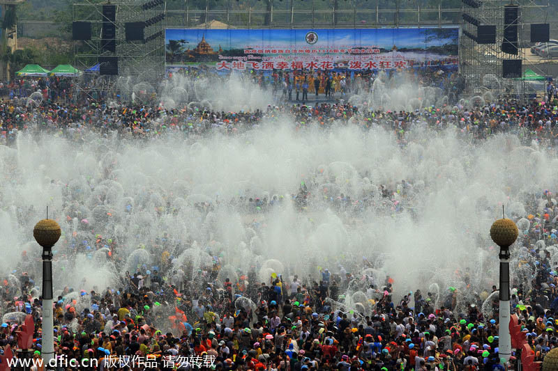Miles de personas disfrutan del Festival de Agua Songkran