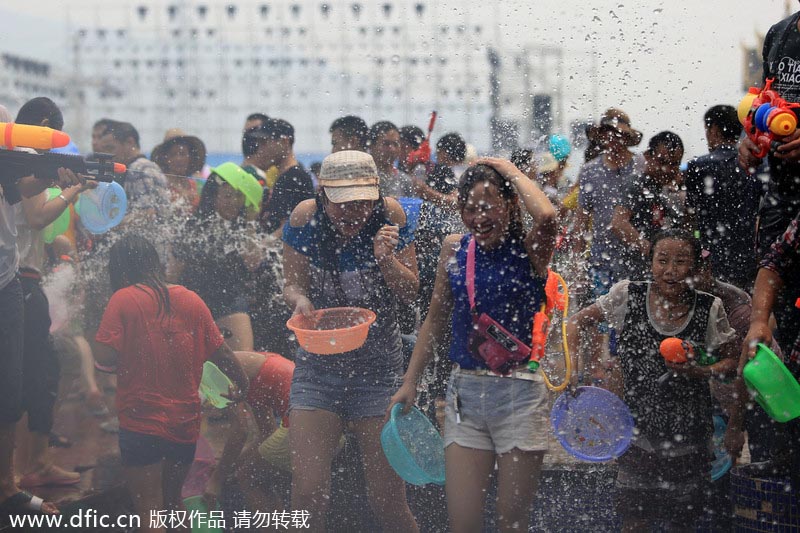 Miles de personas disfrutan del Festival de Agua Songkran