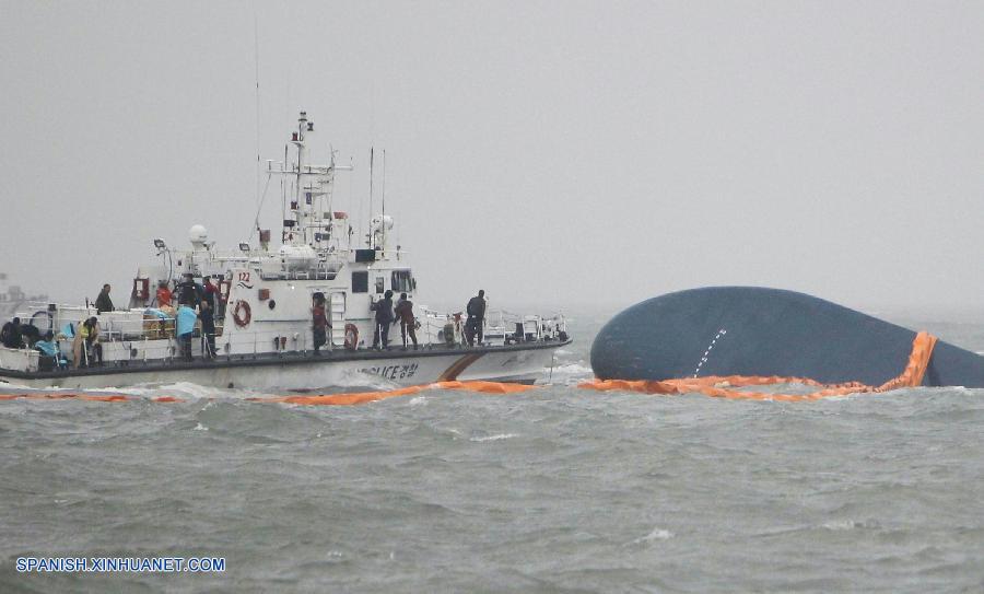 Cientos siguen perdidos tras hundimiento de ferry frente a costas de Corea del Sur
