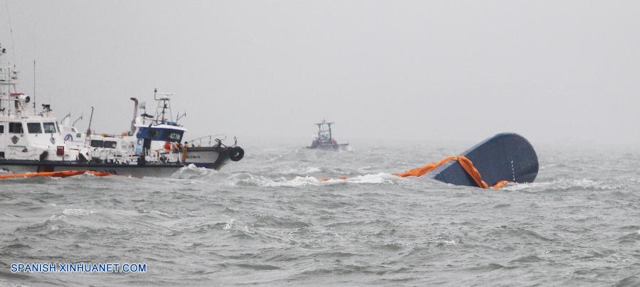 Cientos siguen perdidos tras hundimiento de ferry frente a costas de Corea del Sur