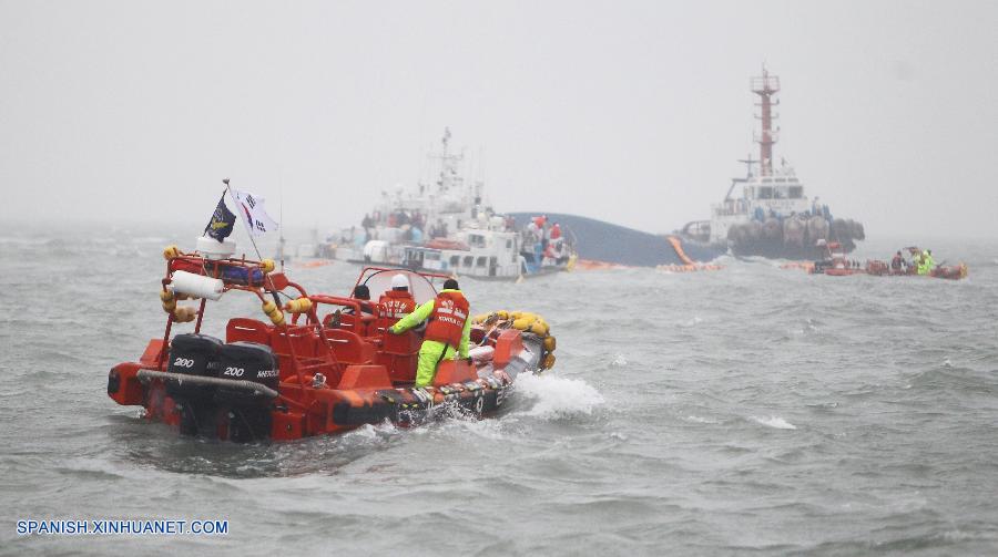 Cientos siguen perdidos tras hundimiento de ferry frente a costas de Corea del Sur
