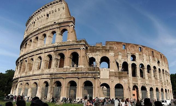 El Coliseo romano recupera su color dorado