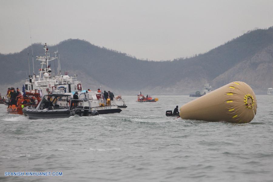 Encuentran primeros cuerpos dentro de cabinas de transbordador surcoreano