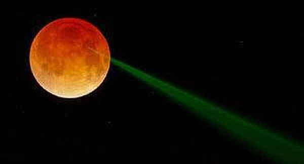 El extraño rayo láser verde captado durante la Luna roja tremenda