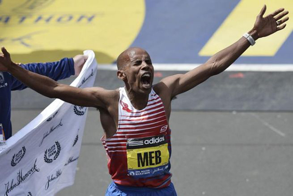El estadounidense Meb Keflezighi gana el maratón de Boston en el aniversario de los atentados