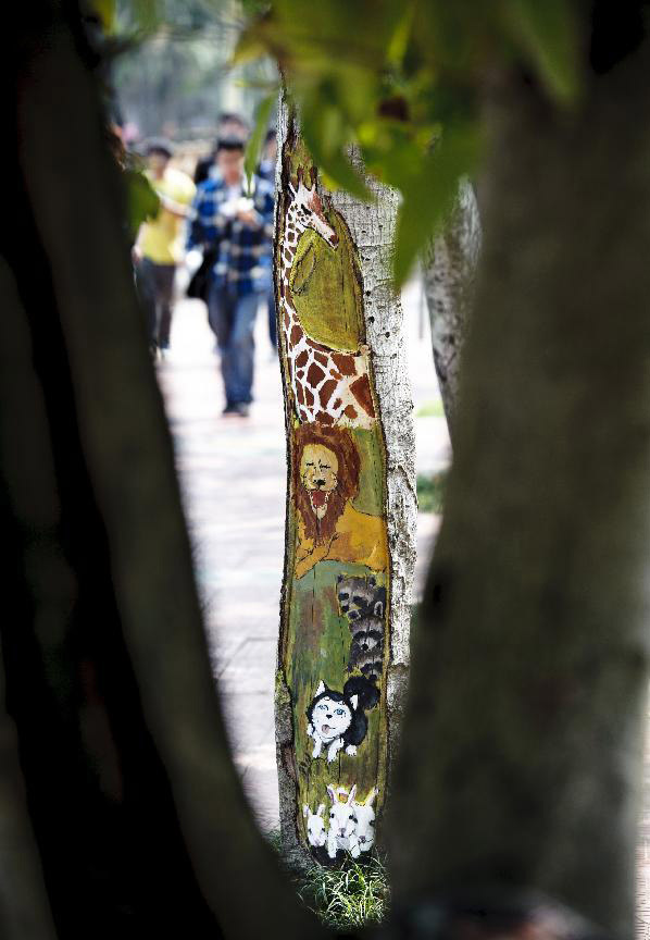 Pinturas en los árboles alegra el campus universitario