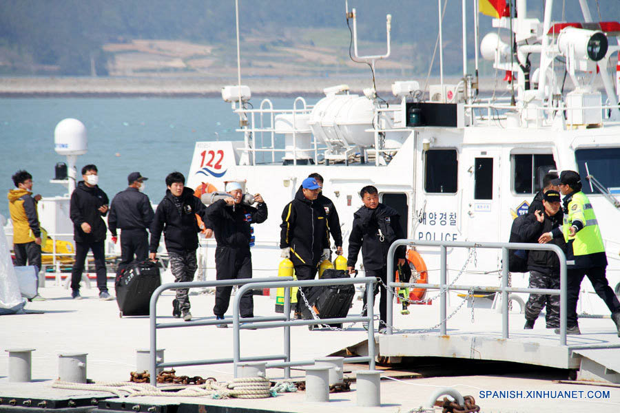 ANALISIS: Crecen temores y se desvanecen esperanzas en el ferry de Corea del Sur