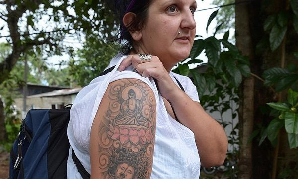 Sri Lanka deporta a una turista británica por llevar un tatuaje de Buda