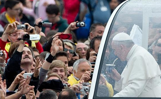 El Papa bebe mate que le ofrecen unos desconocidos
