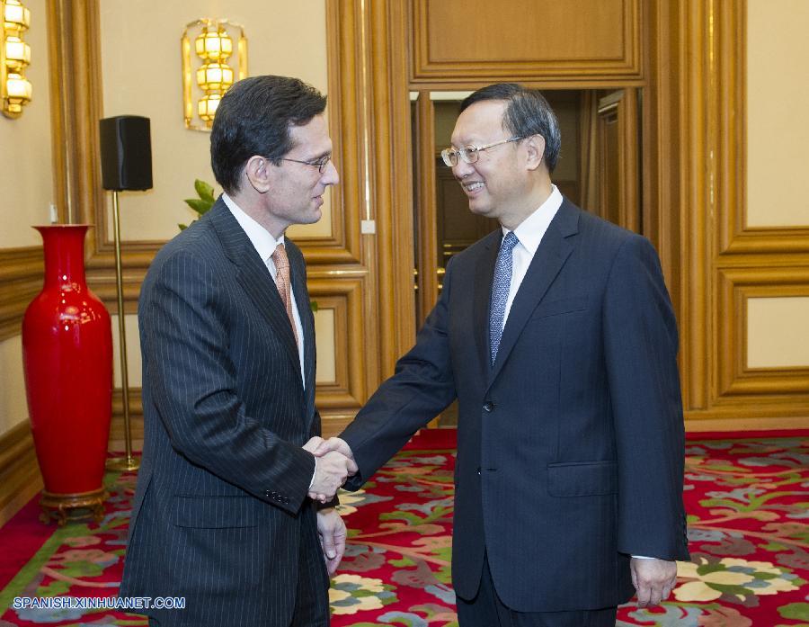 Consejero de Estado chino se reúne con líder de mayoría de Cámara de EEUU 