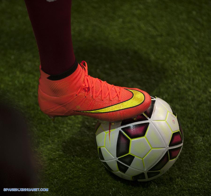 Fútbol: Cristiano Ronaldo presenta sus nuevas botas 