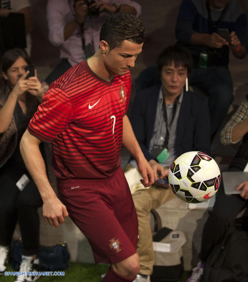 Fútbol: Cristiano Ronaldo presenta sus nuevas botas  2