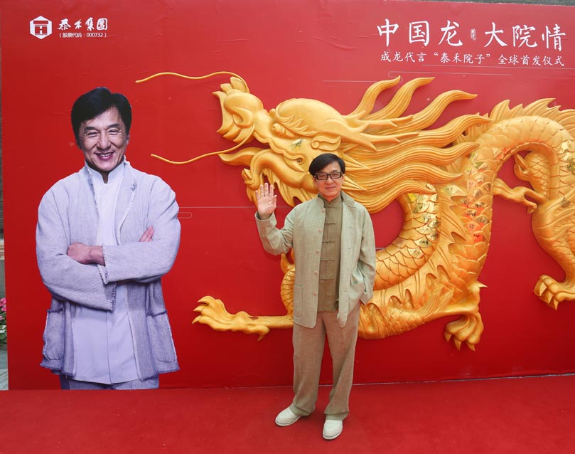 Jackie Chan asiste a evento comercial en Pekín