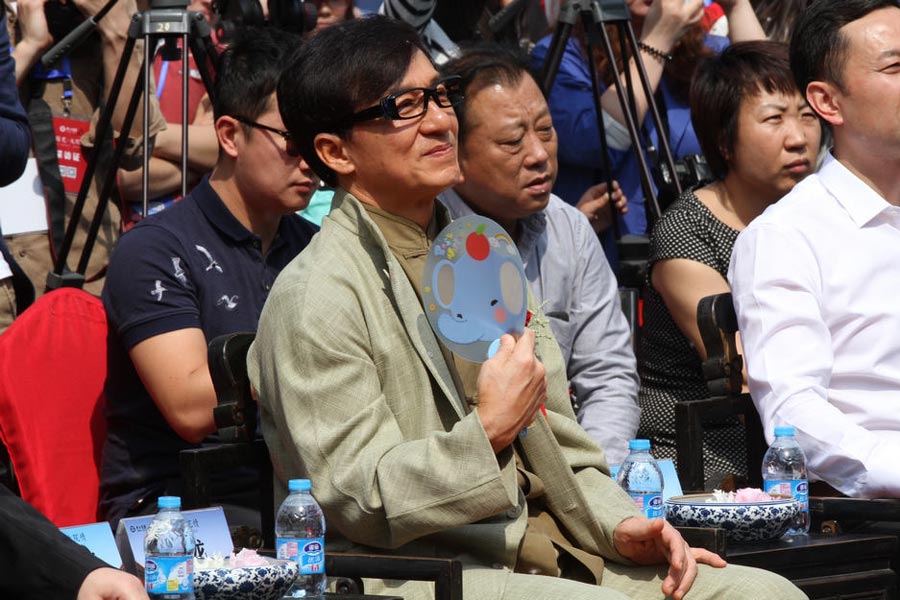 Jackie Chan asiste a evento comercial en Pekín 3