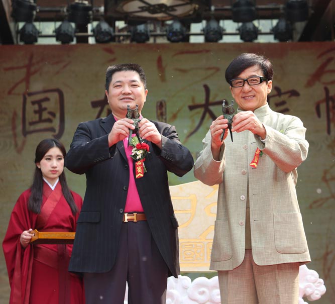 Jackie Chan asiste a evento comercial en Pekín 7