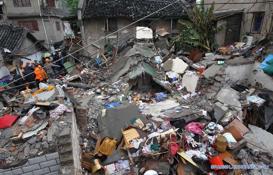 Dos muertos tras derrumbe de edificio residencial en Shanghai