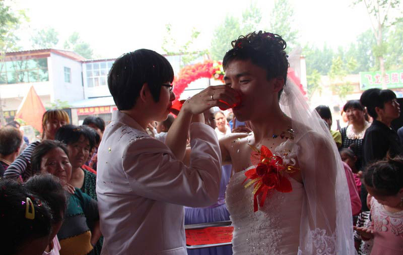Novio y novia intercambian roles durante una boda