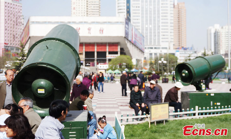 Gigantes aspersores de agua atraen a la gente en Lanzhou